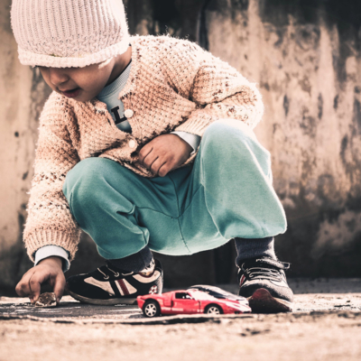 kind-am-spielt-mit-autos