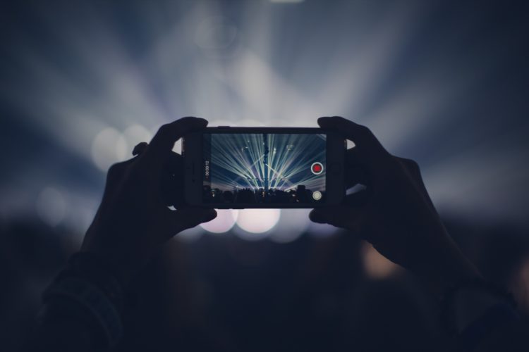 Handy-Video bei Konzert; Foto: veeterzy-98988